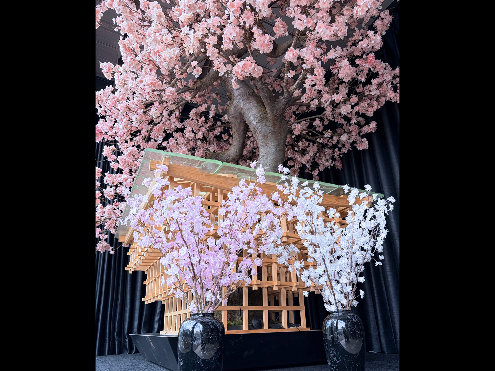桜造形オブジェ「千鳥」設置シーン4 桜造形オブジェ「千鳥」設置シーン4